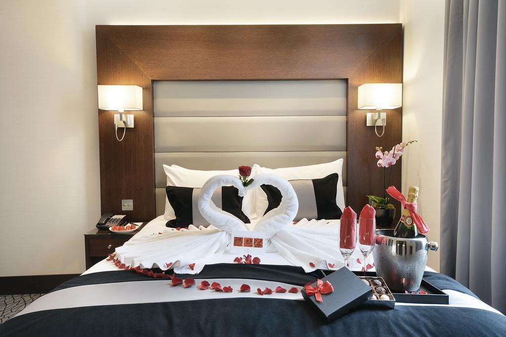 ホテル パーク グランド ロンドン ランカスター ゲート エクステリア 写真 A bed decorated for a honeymoon